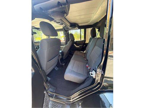Used 2012 Jeep Wrangler Unlimited Sahara w/ Connectivity Group AWD/4WD image 15