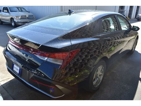 New 2026 Hyundai Elantra SE FWD image 4