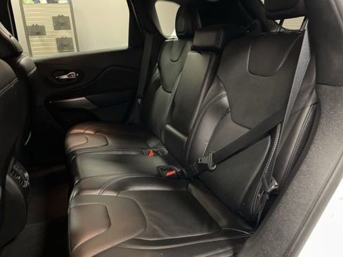 Used 2019 Jeep Cherokee Limited image 28