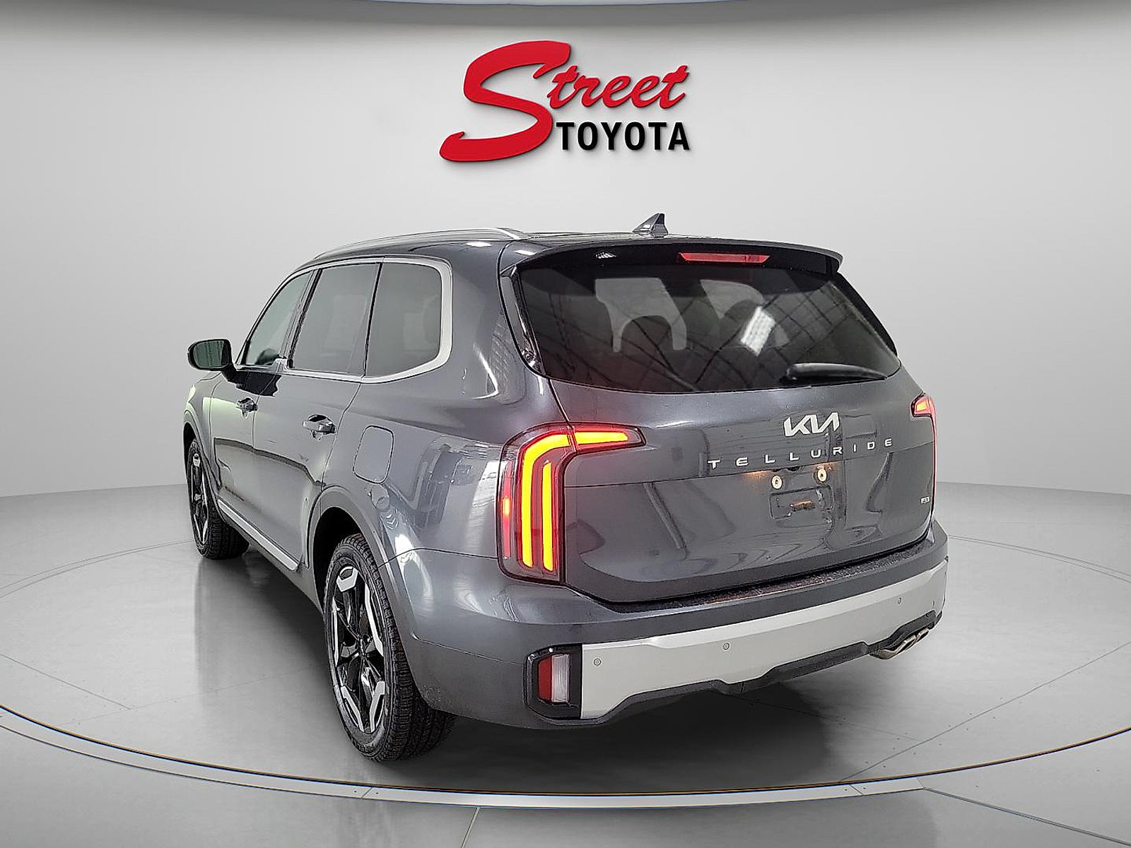 Used 2024 Kia Telluride EX w/ EX Captain's Chair Package AWD/4WD image 2