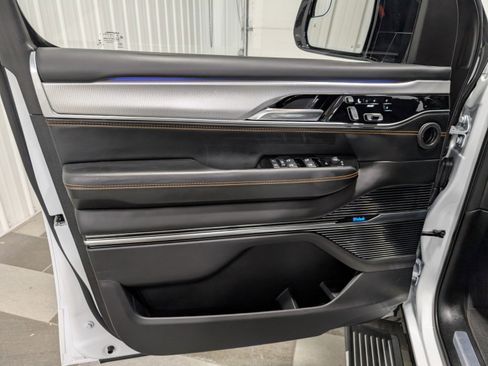 Used 2023 Jeep Grand Wagoneer Series III image 16