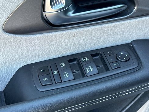 Used 2024 Chrysler Pacifica Select image 12