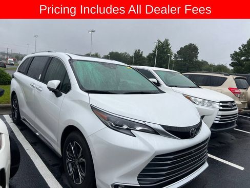 Used 2026 Toyota Sienna Platinum AWD/4WD image 1