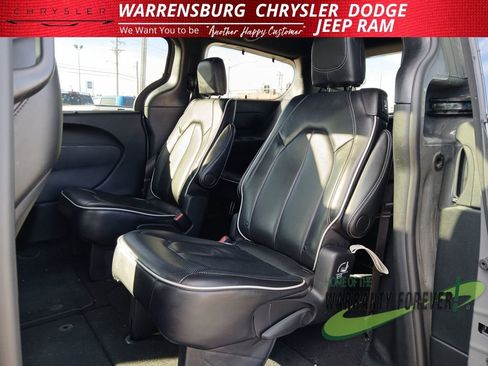 Used 2025 Chrysler Pacifica Limited image 14