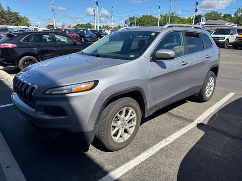Used 2018 Jeep Cherokee Latitude Plus w/ Comfort/Convenience Group AWD/4WD image 1