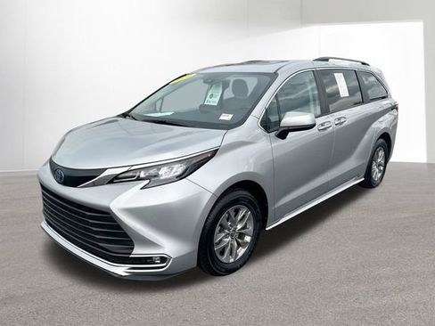 Used 2024 Toyota Sienna XLE image 1