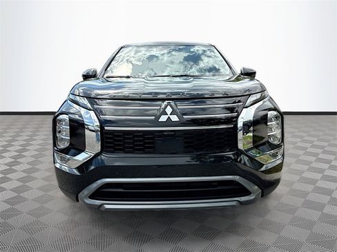 New 2025 Mitsubishi Outlander SE image 2