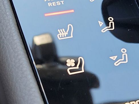 Used 2025 Porsche Macan image 21