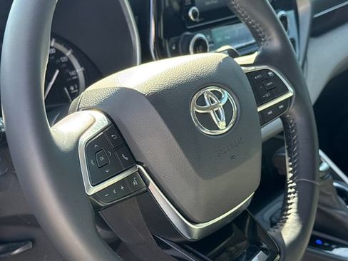 Used 2021 Toyota Highlander XLE AWD/4WD image 30
