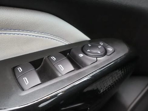 Used 2025 Chevrolet Trax LT FWD image 21