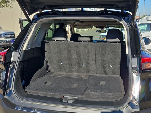 Used 2021 Nissan Rogue SV w/ Premium Package image 23