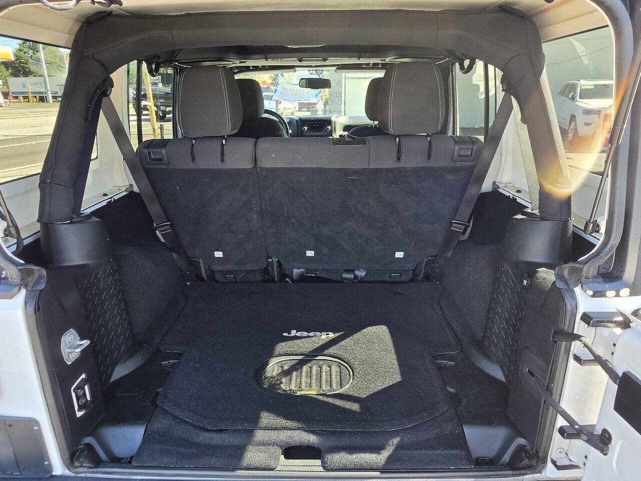 Used 2016 Jeep Wrangler Unlimited Sahara w/ Connectivity Group AWD/4WD image 17