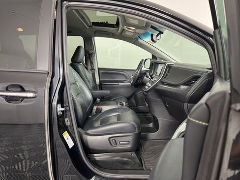 Used 2016 Toyota Sienna SE image 32