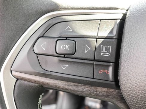 Used 2025 Jeep Grand Cherokee Limited image 21