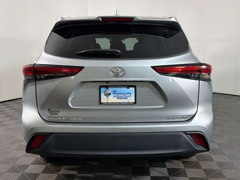 Used 2023 Toyota Highlander XLE AWD/4WD image 8