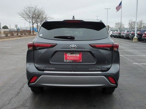 Used 2025 Toyota Highlander Platinum image 6