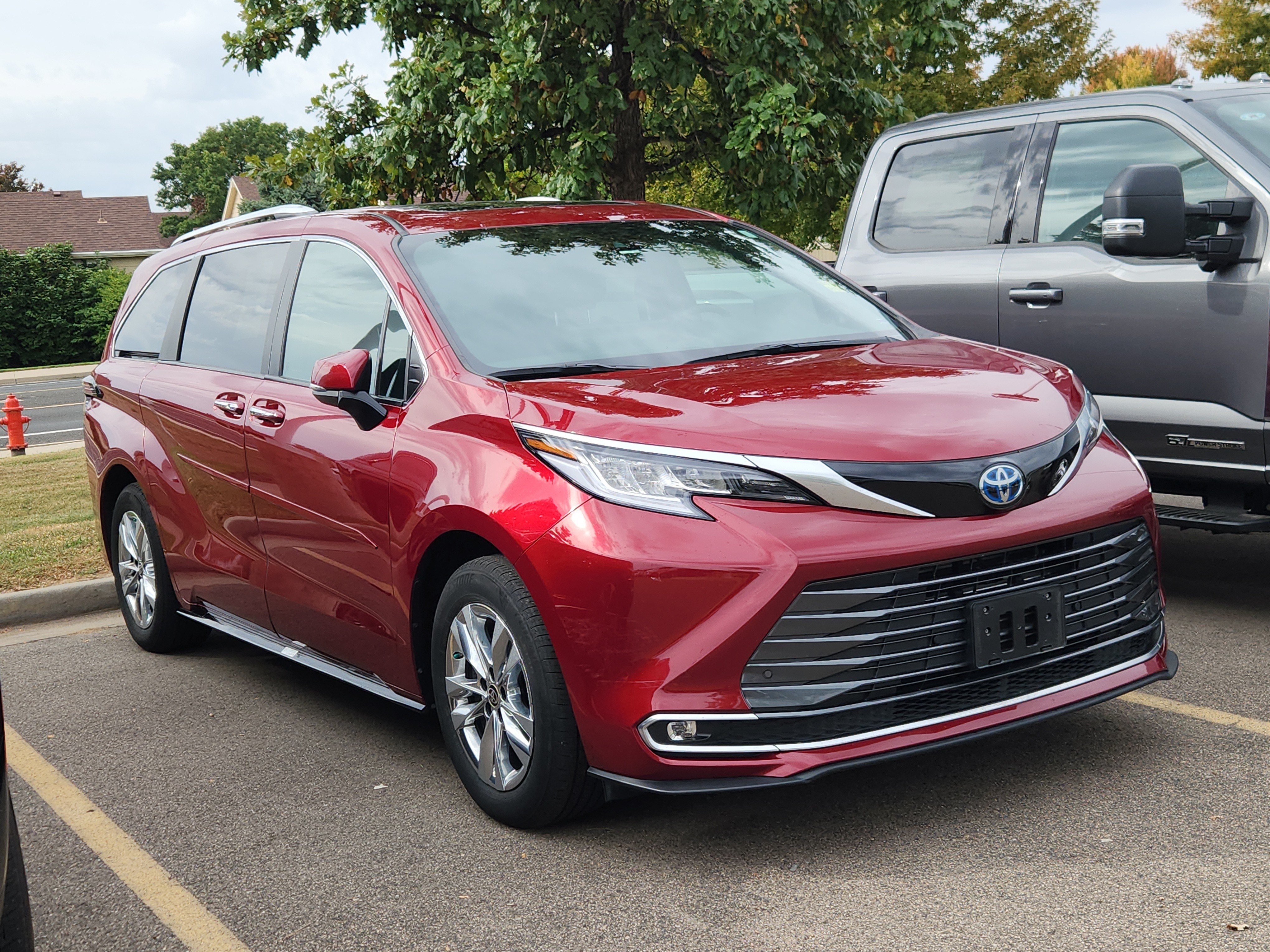 Used 2025 Toyota Sienna Limited AWD/4WD image 3