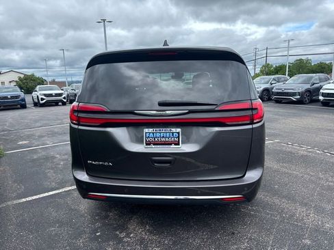 Used 2023 Chrysler Pacifica Touring-L FWD image 4