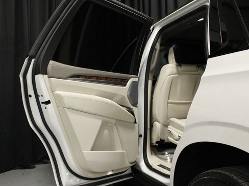Used 2025 Cadillac Escalade Sport Platinum AWD/4WD image 5