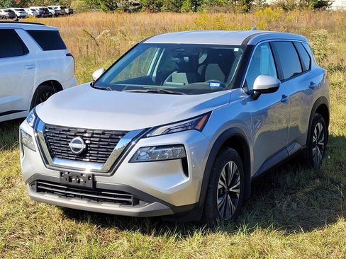 Used 2022 Nissan Rogue SV image 3