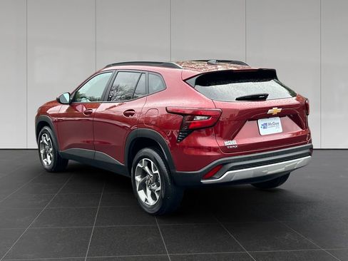 Used 2025 Chevrolet Trax LT FWD image 3
