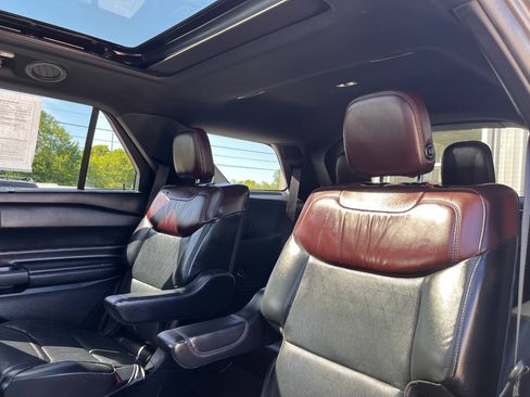 Used 2020 Ford Explorer Platinum w/ Premium Technology Package AWD/4WD image 27