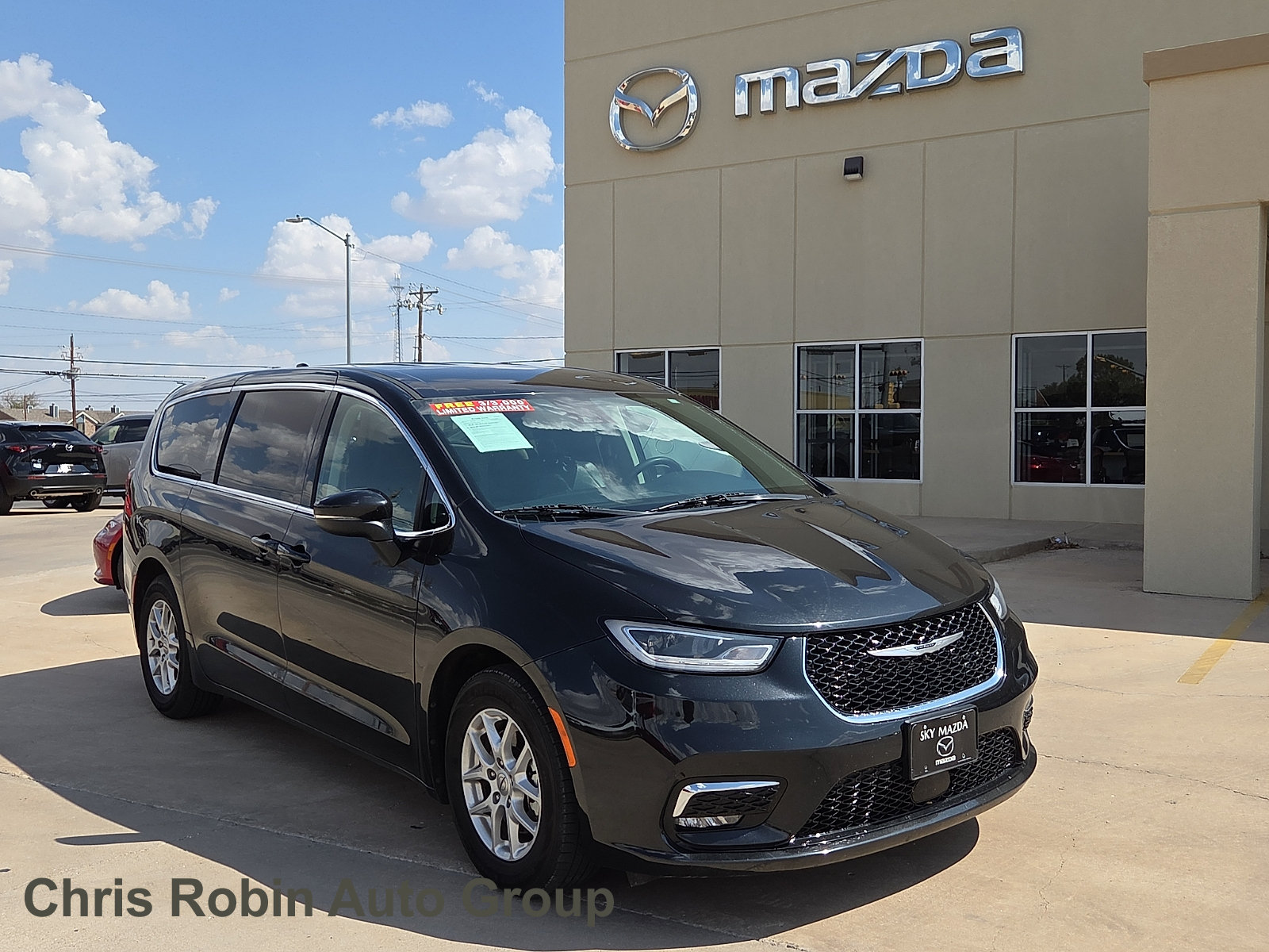 Used 2023 Chrysler Pacifica Touring-L FWD image 1