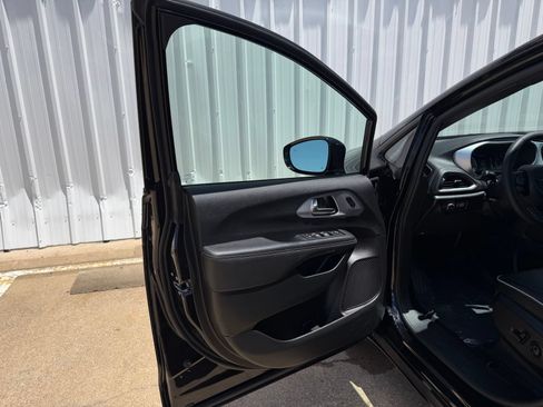 Used 2025 Chrysler Pacifica Limited FWD image 21