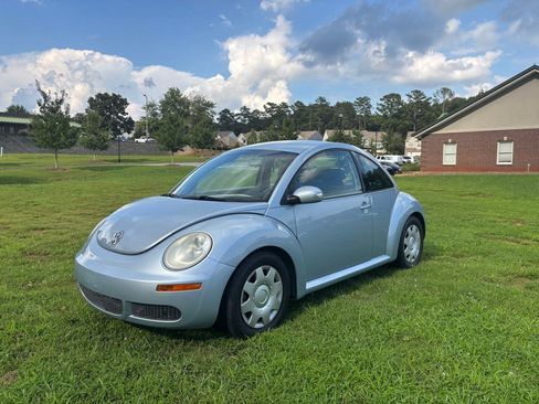 Used 2010 Volkswagen Beetle Coupe FWD image 1