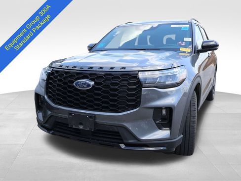 Used 2025 Ford Explorer ST-Line w/ ST-Line Street Pack AWD/4WD image 3