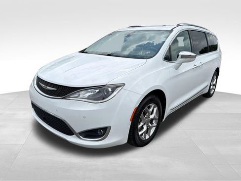 Used 2017 Chrysler Pacifica Limited w/ UConnect Theater Package FWD image 3
