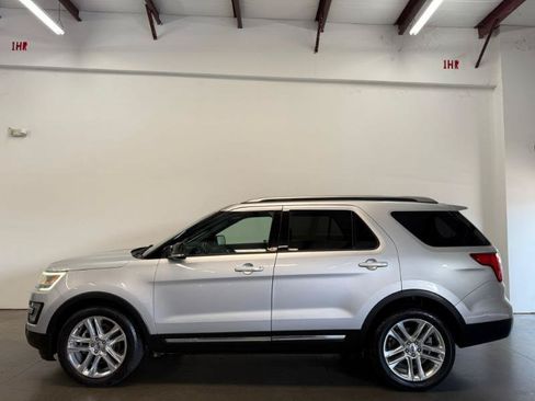 Used 2017 Ford Explorer XLT w/ Equipment Group 202A FWD image 3