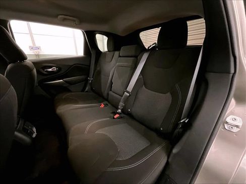 Used 2019 Jeep Cherokee Latitude w/ Cold Weather Group AWD/4WD image 25