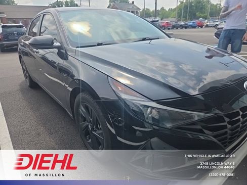 Used 2022 Hyundai Elantra SEL w/ Preferred Accessory Package FWD image 1