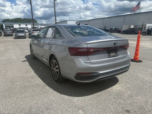 Used 2025 Volkswagen Jetta SE FWD image 6
