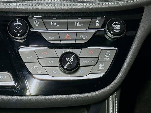 New 2026 Chrysler Pacifica Limited image 10