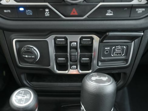 Used 2025 Jeep Wrangler Unlimited Sahara AWD/4WD image 16