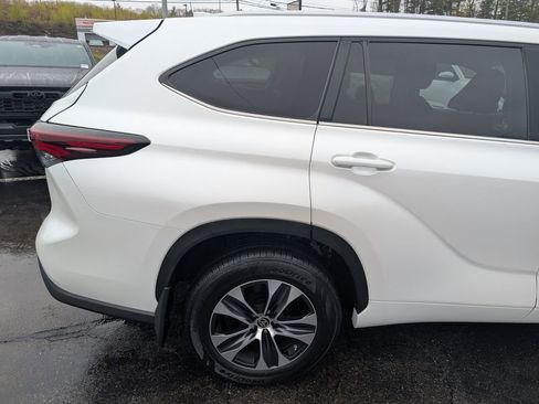 Certified 2024 Toyota Highlander XLE AWD/4WD image 9