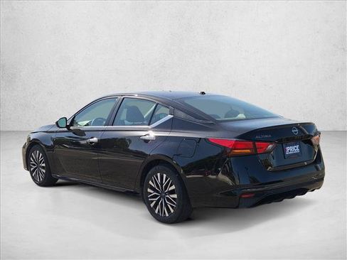 Used 2025 Nissan Altima 2.5 SV FWD image 6