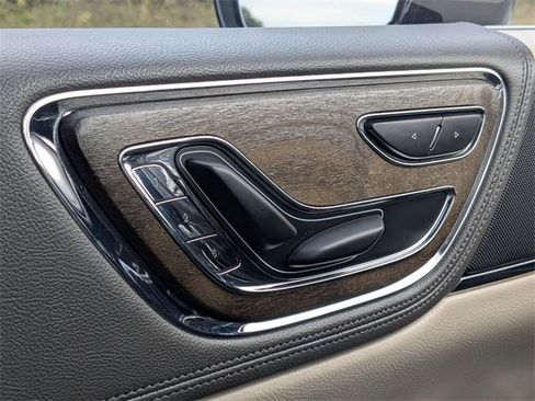 Used 2018 Lincoln Continental Select image 21