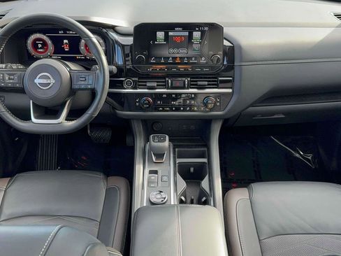 Used 2023 Nissan Pathfinder Platinum image 9