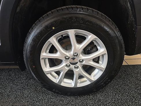 Used 2018 Jeep Cherokee Latitude Plus w/ Cold Weather Group image 41