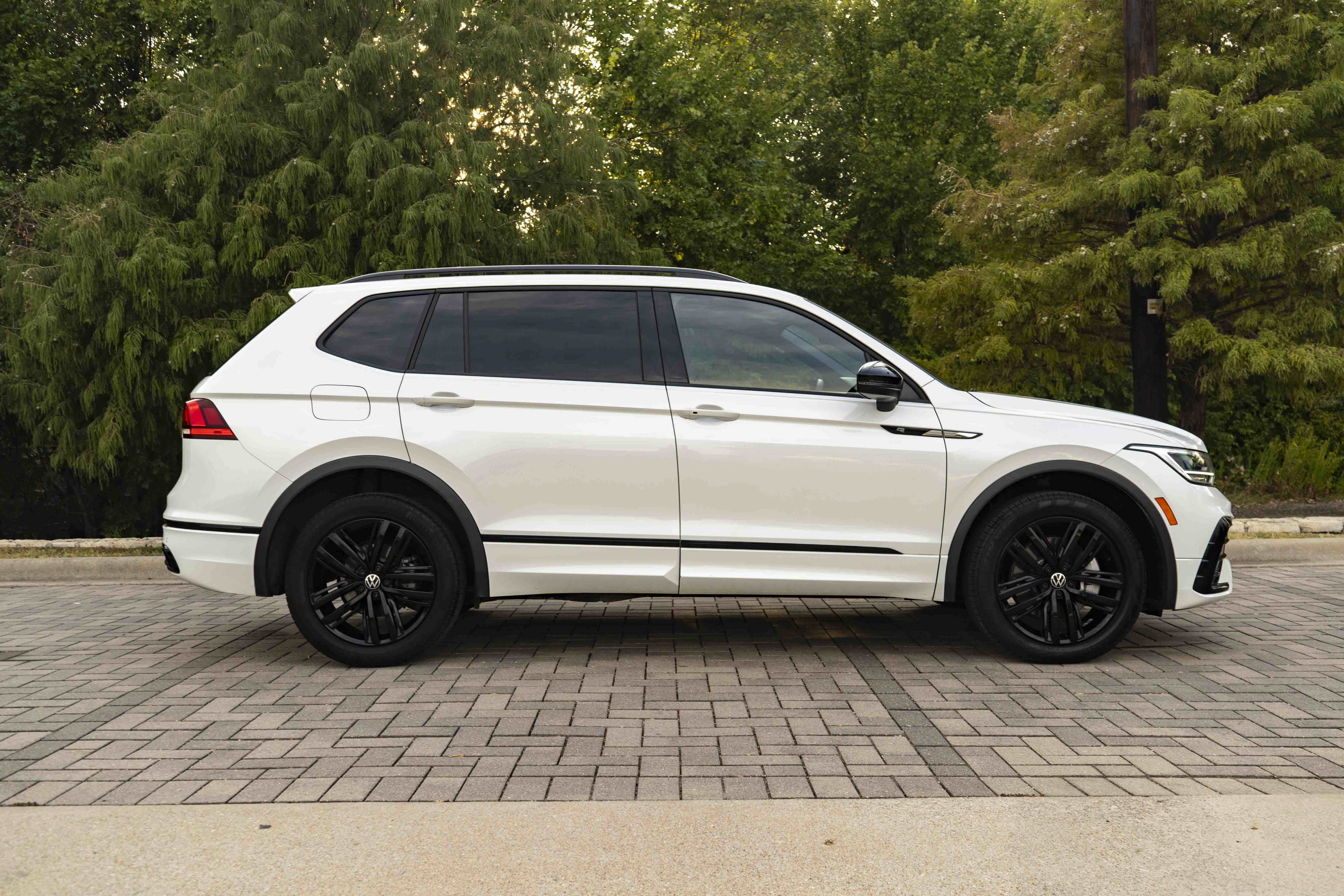 Certified 2022 Volkswagen Tiguan SE R-Line FWD image 9