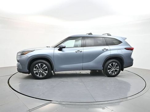 Used 2022 Toyota Highlander XLE AWD/4WD image 4