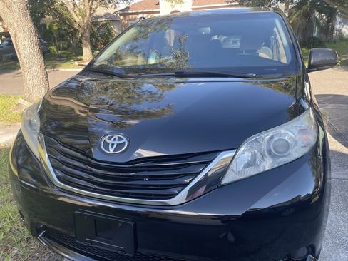 Used 2017 Toyota Sienna LE image 4