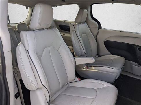 Used 2017 Chrysler Pacifica Platinum FWD image 23