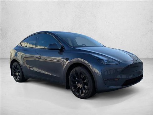 Used 2023 Tesla Model Y Long Range image 3
