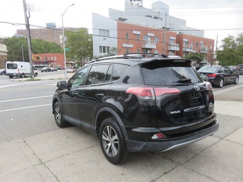 Used 2018 Toyota RAV4 XLE w/ Plus Extra Value Package AWD/4WD image 5