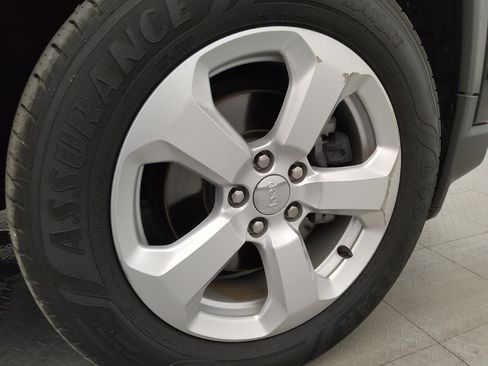 Used 2018 Jeep Compass Latitude FWD image 31