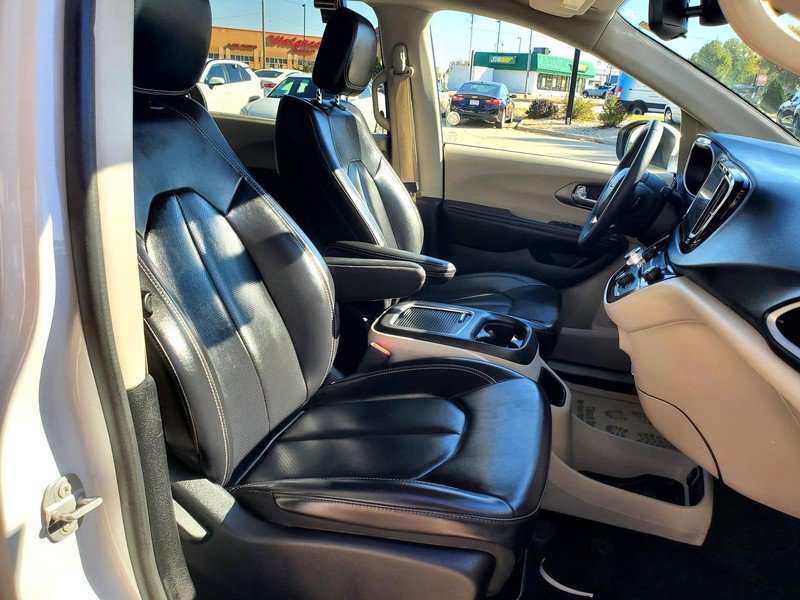 Used 2023 Chrysler Pacifica Touring-L FWD image 13